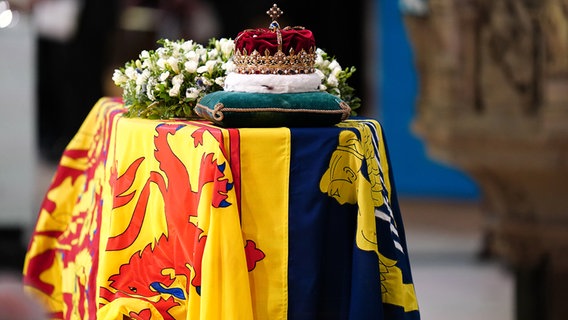Die schottische Krone sitzt auf dem Sarg von Königin Elizabeth II. während eines Gebets- und Gedenkgottesdienstes für ihr Leben in der St. Giles Cathedral. © Jane Barlow/PA Wire/dpa Foto: Jane Barlow