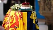 Die schottische Krone sitzt auf dem Sarg von Königin Elizabeth II. während eines Gebets- und Gedenkgottesdienstes für ihr Leben in der St. Giles Cathedral. © Jane Barlow/PA Wire/dpa Foto: Jane Barlow