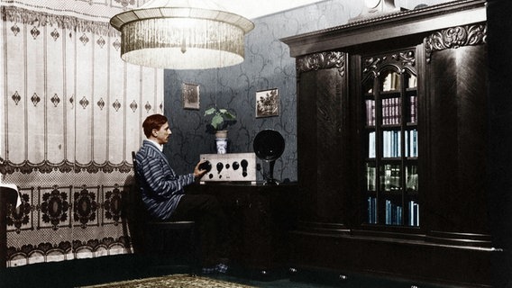 Mann beim Radio hören im Jahr 1929 (digital koloriert) © picture alliance / akg-images 