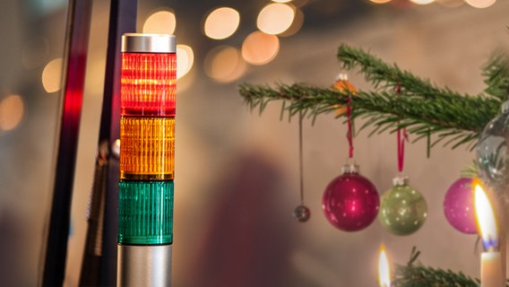 Aufnahmelicht in weihnachtlicher Umgebung © Kirche im NDR Foto: Christine Raczka
