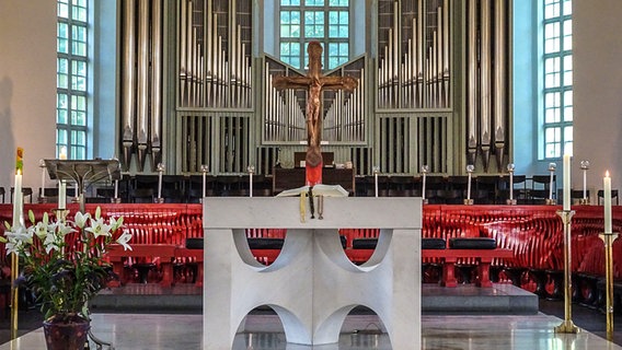 Blick auf den Altar und die Orgel der St. Trinitatiskirche in Hamburg-Altona © St. Trinitatiskirche Foto: Archiv St. Trinitatis