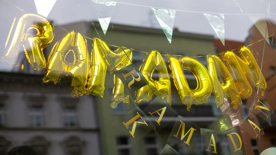 Das Schaufenster eines Geschäfts für Partyzubehör ist mit Ramadan-Motiven bestückt. © dpa-Zentralbild Foto: Fernando Gutierrez-Juarez