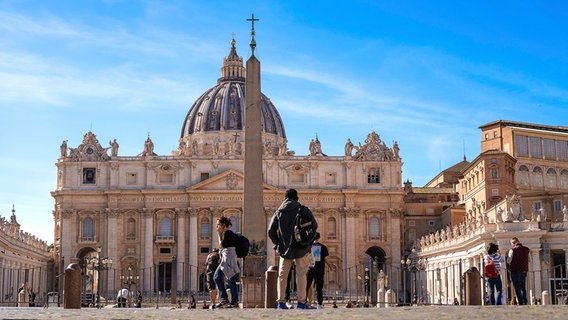 Der Petersdom in der Vatikanstadt Rom. © picture alliance / CHROMORANGE Foto: Michael Bihlmayer