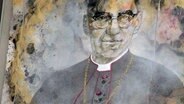 Eine Porträt-Zeichnung von Oscar Romero, Erzbischof von El Salvador. © picture alliance/Stefano Spaziani Foto: Stefano Spaziani