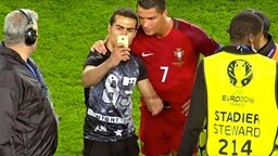 Portugals Stürmer Ronaldo lässt sich mit einem Fan fotografieren. © ARD