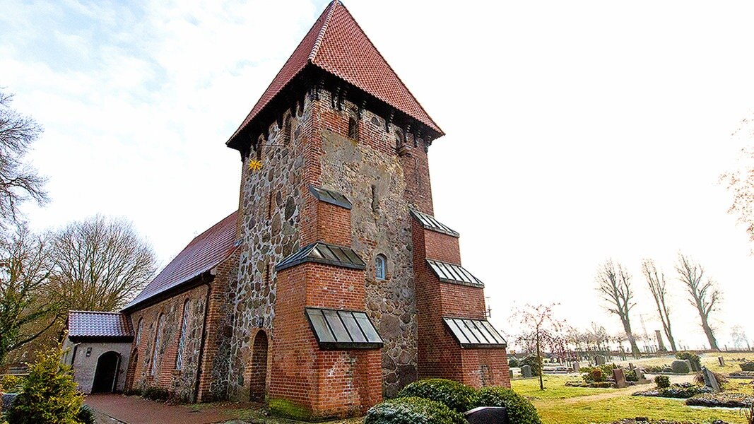 Satemin Feldsteinkirche mit mächtigem Turm NDR.de Kirche im NDR