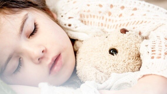 Eine Mädchen schläft mit seinem Teddy im Arm. © Pixabay Foto: Stine Moe Engelsrud