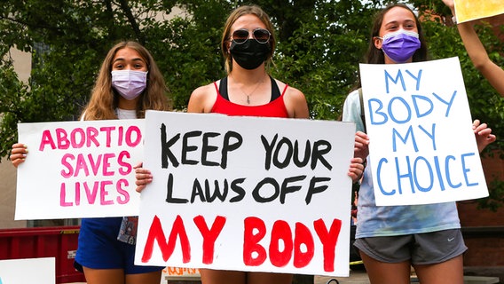 Frauen, die für das Recht auf Abtreibung demonstrieren, halten Plakate während einer Kundgebung vor dem Gerichtsgebäude von Columbia County. © SOPA Images via ZUMA Press Wire Foto: Paul Weaver