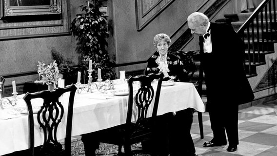 Eine Szene aus "Dinner for one". © picture alliance / United Archives Foto: Siegfried Pilz