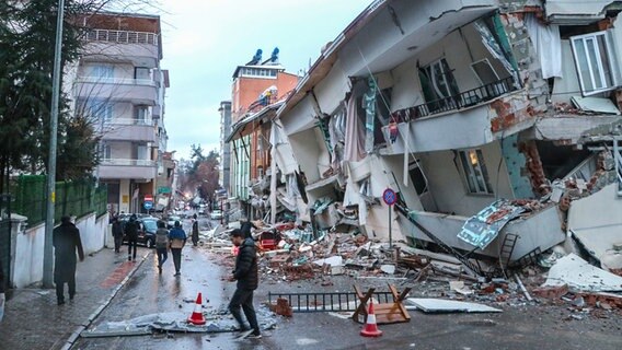 Eine Straßenzeile mit zerstörten Häusern in Gaziantep, Türkei, nach dem Erdbeben am 6.2.2023. © picture alliance / AA Foto: Okan Coskun