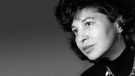 Ein Porträt von der Lyrikern Mascha Kaléko in schwarz-weiß. © picture alliance / dpa Foto: Röhnert