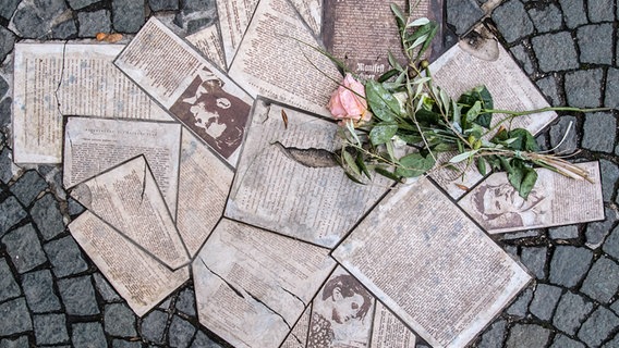 Vor dem Eingang zum Hauptgebäude der Ludwig-Maximilians-Universität sind die Flugblätter der Widerstandsgruppe "Weiße Rose" als Denkmal in den Boden eingelassen. © picture alliance/dpa Foto: Sven Hoppe