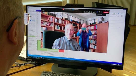 Ein Mann unterhält sich mit Erzbischof Heße digital über einen Bildschirm. © Kirche im NDR Foto: Klaus Böllert