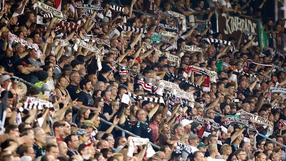 Zum Spielende stimmen die St. Pauli Fans "You'll Never Walk Alone" an. © picture alliance / Eibner-Pressefoto 