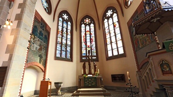Blick auf den Altar in der Kirche des Stephansstifts in Hannover © Kirche im NDR Foto: Jürgen Gutowski