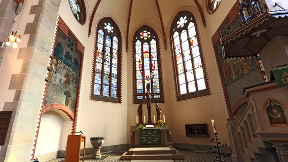 Blick auf den Altar in der Kirche des Stephansstifts in Hannover Blick auf den Altar in der Kirche des Stephansstifts in Hannover © Kirche im NDR Foto: Jürgen Gutowski