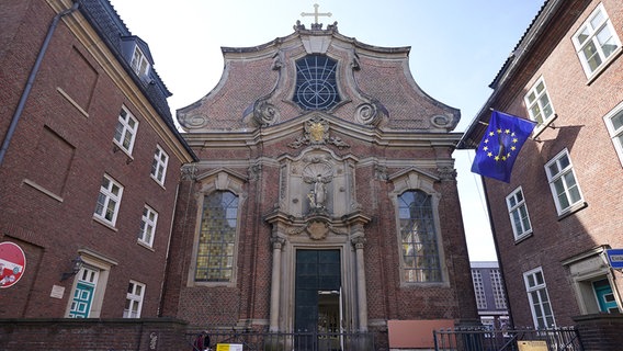 Blick auf die katholische St.-Joseph-Kirche an der Großen Freiheit im Stadtteil St. Pauli. © picture alliance/dpa Foto: Marcus Brandt