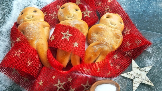 Variante vom Stutenkerl aus Hefeteig mit Rosinen und Zucker © picture alliance / imageBROKER Foto: J. Kruse