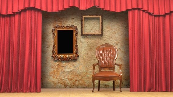 Auf einer Theaterbühne steht ein Stuhl. © Colourbox 