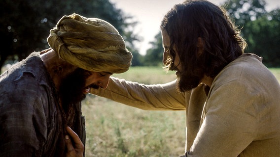 In der Szene aus Episode sechs der Serie "The Chosen" heilt Jesus (Jonathan Roumie) einen Aussätzigen. © Angel Studios/The Chosen 