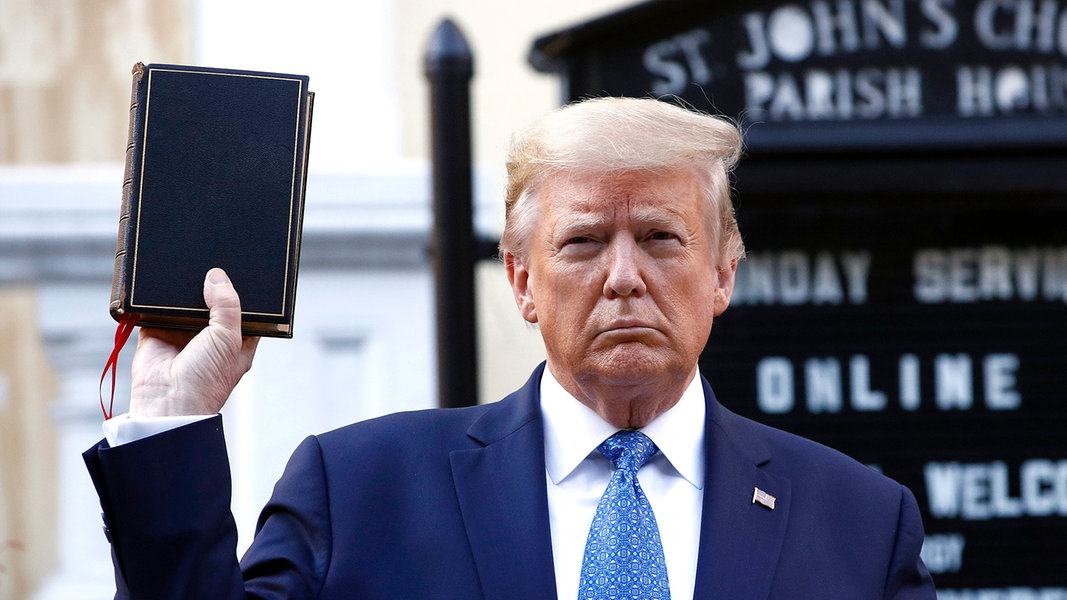 Bildergebnis für Trump Bibel