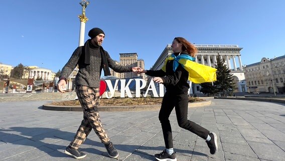 Ein Paar tanzt auf dem Maidan in Kiew. © picture alliance/dpa/CTK Foto: Pavel Nemecek