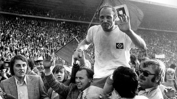 Fußball-Star Uwe Seeler vom HSV wird nach seinem Abschiedsspiel am 1.5.1972 im Stadion auf Händen getragen. © picture-alliance / dpa Foto: UPI