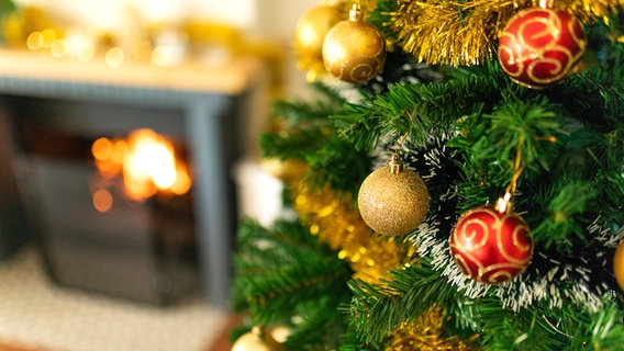 Ein Weihnachtsbaum geschmückt mit Kugeln und Lametta. © picture alliance / Zoonar | Channel Partners 