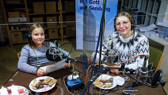 Leni und Jessica Schasntin bei der Produktion des Weihnachtshörspiels "Der Engel in der Stadt" © Kirche im NDR Foto: Jens Schulze