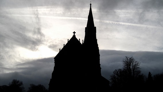 Von dunklen Wolken umgebende Kirche © craigb / photocase.de Foto: craigb