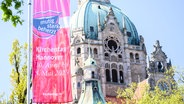 Eine rosa Flagge zum Kirchentag vor dem Rathaus von Hannover © dpa Bildfunk Foto: Julian Stratenschulte/dpa