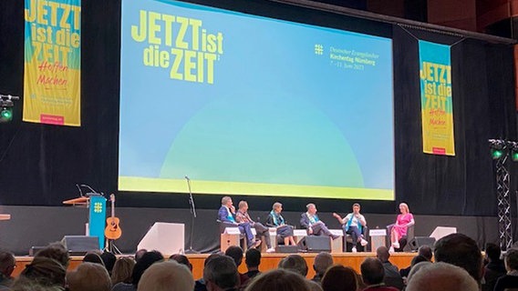 Eine Podiumsdiskussion beim 38. Evangelischen Kirchentag in Nürnberg. © NDR Foto: Florian Breitmeier