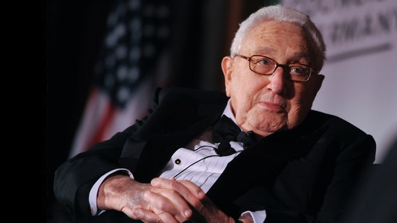 Der ehemalige US-amerikanische Außenminister Henry Kissinger spricht am 17.06.2014 beim McCloy Awards Dinner des American Council on Germany (ACG) in New York. © picture alliance/dpa Foto: Britta Pedersen