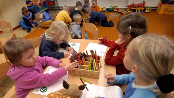 Kinder sitzen in einer Kita am Tisch und malen. © picture alliance/dpa/dpaweb Foto: Jens Büttner