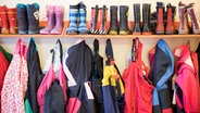 Gummistiefel und Jacken an einer Kindergarten Garderobe. © picture alliance / dpa Foto: Christian Charisius