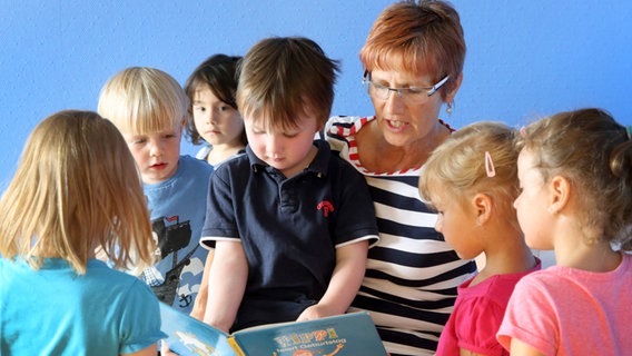 Erzieherin liest Kindern aus einem Buch vor © dpa-Bildfunk Foto: Bernd Wüstneck