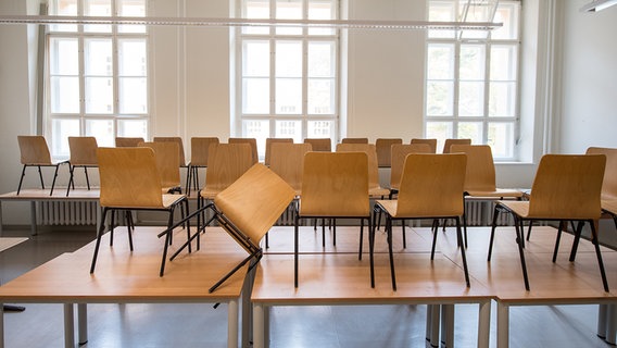 Stühle stehen auf den Tischen eines Klassenraums. © picture alliance/dpa Foto: Fabian Sommer