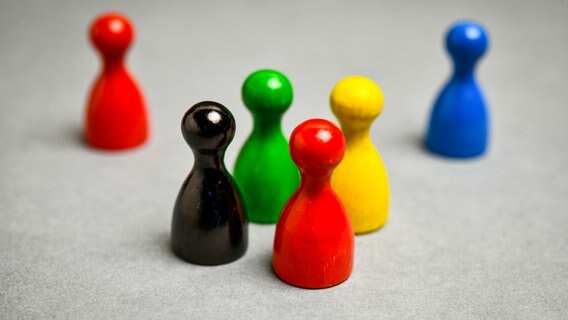 Spielfiguren in den Farben  in den Farben rot, gelb, schwarz und grün © photocase.de Foto: Schanz & Partner