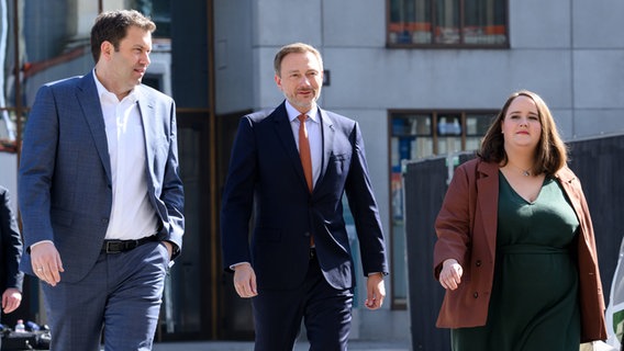 Die Vorsitzenden der Ampel-Parteien (l-r), Lars Klingbeil (SPD), Christian Lindner (FDP) und Ricarda Lang (Grüne). © dpa Foto: Bernd von Jutrczenka