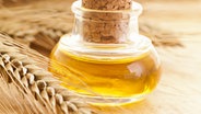 Ein kleines Fläschchen mit Korken und honiggelbem, flüssigem Inhalt. © fotolia.com Foto: HLPhoto