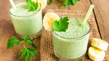Zwei kleine Gläser mit hellgrün, milchiger Kräutercreme. © fotolia.com Foto: mizina