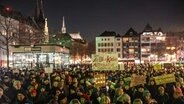 Köln: Tausende Teilnehmer stehen am 16. Januar 2024 bei einer Demo gegen Rechtsextremismus auf dem Heumarkt. © dpa Foto: Oliver Berg