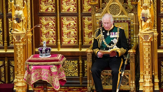 Charles III. bei der Eröffnung des Parlaments. © picture alliance/Photoshot Foto: -