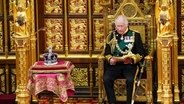 Charles III. bei der Eröffnung des Parlaments. © picture alliance/Photoshot Foto: -