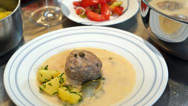Königsberger Klopse mit Tomatensalat © NDR Foto: Florian Kruck