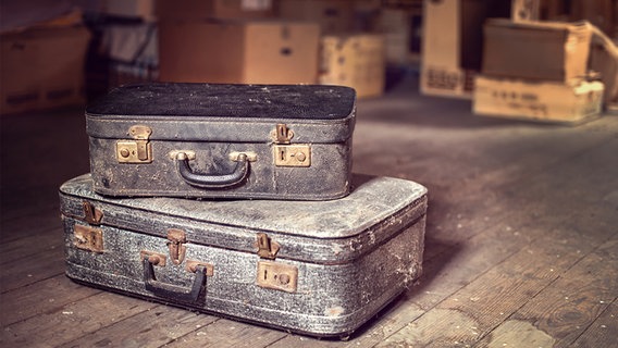 Zwei alte Koffer auf einem Dachboden. © fotolia.com Foto: Delphotostock