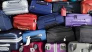 Viele verschiedene Koffer gestapelt. © fotolia Foto: Maurizio Milanesio