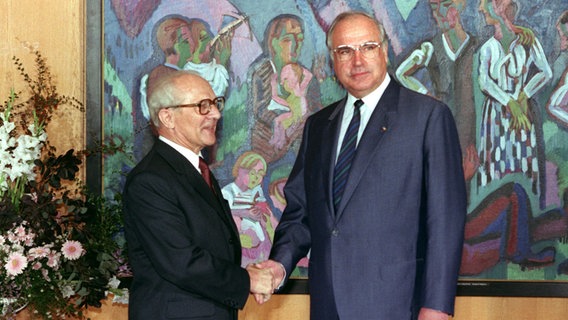 Erich Honecker (links), wird von Bundeskanzler Helmut Kohl im Foyer des Kanzleramtes begrüßt. © picture alliance dpa Foto: picture alliance dpa