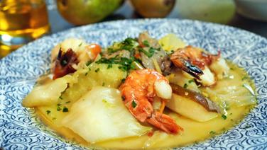 White cabbage pan with shrimps and oyster mushrooms placed on a plate.  © NDR Photo: Florian Kruck