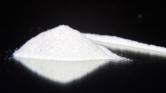 Ein Haufen Kokain auf einem Tisch © Imago/Blickwinkel 